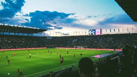 成都首展国足7号战袍，Speed直播感受川剧变脸与采耳魅力